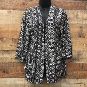 Hollister • Black & White Kimono